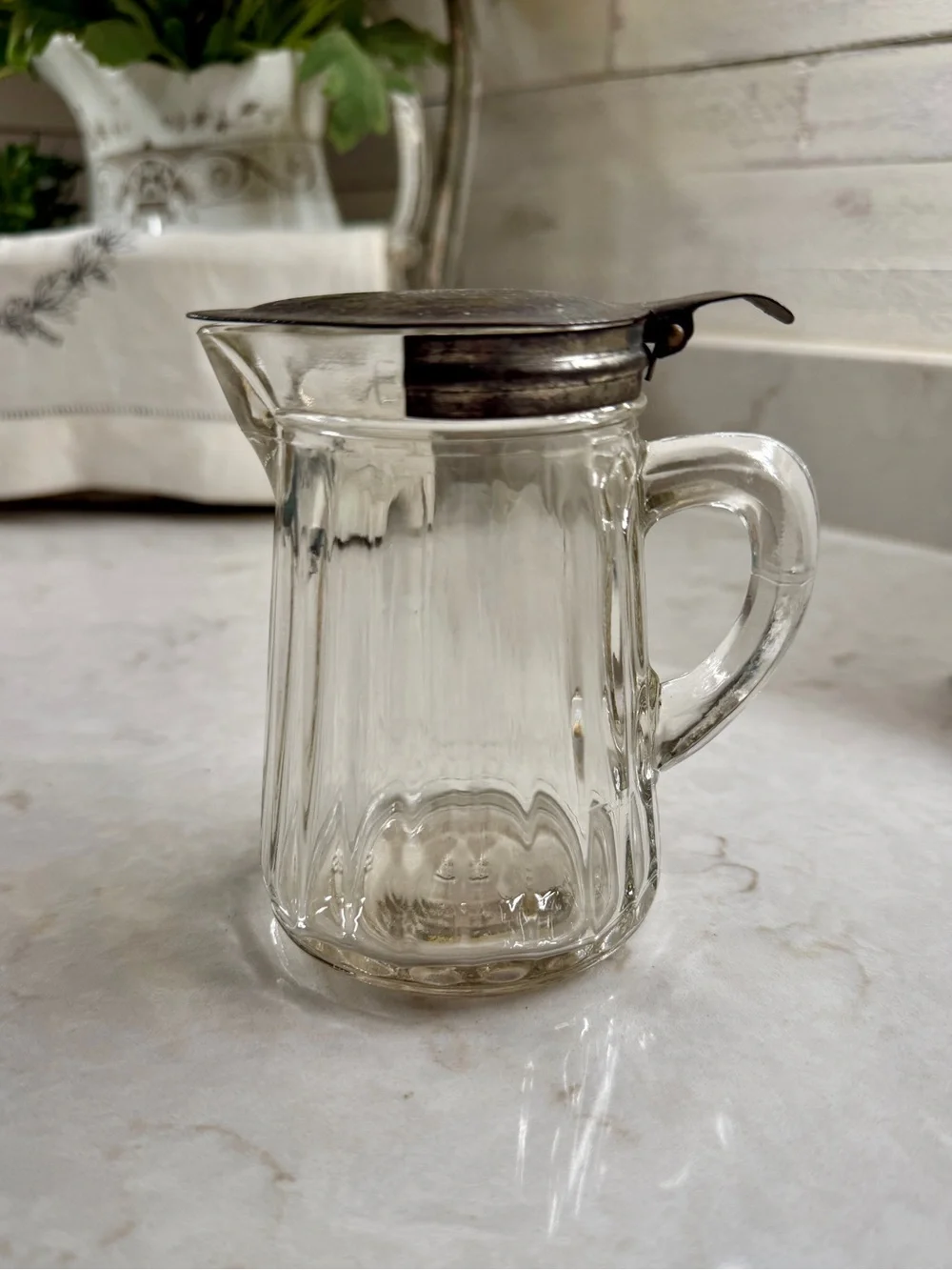 VINTAGE, ANCHOR HOCKING, GLASS SYRUP JAR WITH LID